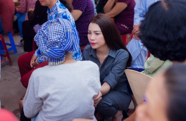 Trà Ngọc Hằng giản dị, mướt mồ hôi đi làm từ thiện ảnh 3