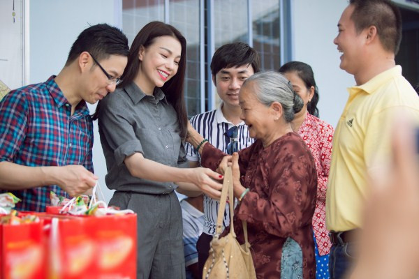 Trà Ngọc Hằng giản dị, mướt mồ hôi đi làm từ thiện ảnh 7