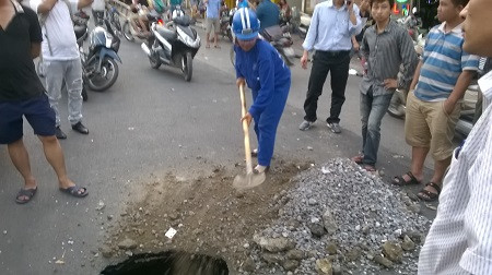 'Hố tử thần' bất ngờ xuất hiện ở đường Đại Cồ Việt ảnh 5