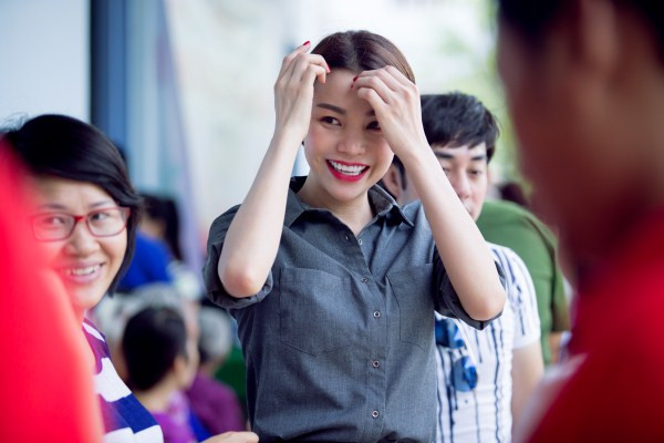 Trà Ngọc Hằng giản dị, mướt mồ hôi đi làm từ thiện ảnh 8