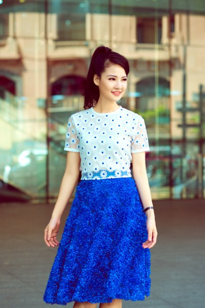 Trần Thị Quỳnh tươi trẻ như thiếu nữ xuống phố ảnh 1