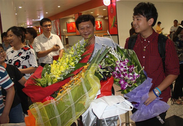 Đêm ra sân bay đón đoàn học sinh đạt giải Intel ISEF 2015 ảnh 3