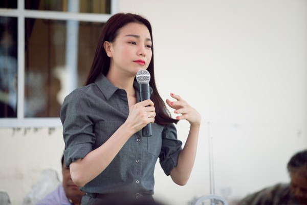 Trà Ngọc Hằng giản dị, mướt mồ hôi đi làm từ thiện ảnh 2