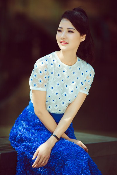 Trần Thị Quỳnh tươi trẻ như thiếu nữ xuống phố ảnh 6