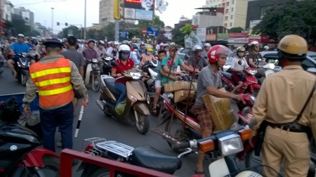 'Hố tử thần' bất ngờ xuất hiện ở đường Đại Cồ Việt ảnh 2
