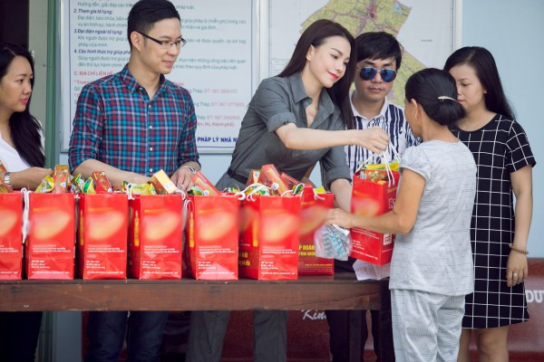 Trà Ngọc Hằng giản dị, mướt mồ hôi đi làm từ thiện ảnh 1