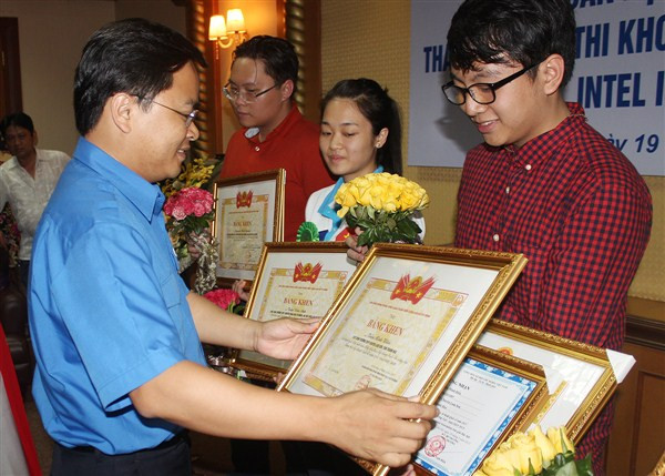 Đêm ra sân bay đón đoàn học sinh đạt giải Intel ISEF 2015 ảnh 7