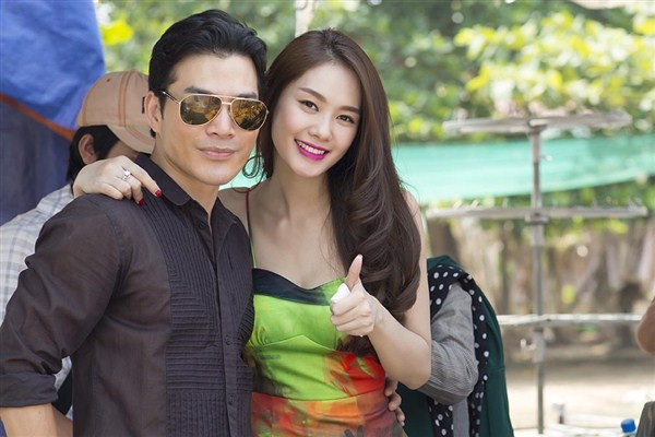 Trần Bảo Sơn quấn quýt bên Á hậu Linh Chi ảnh 1