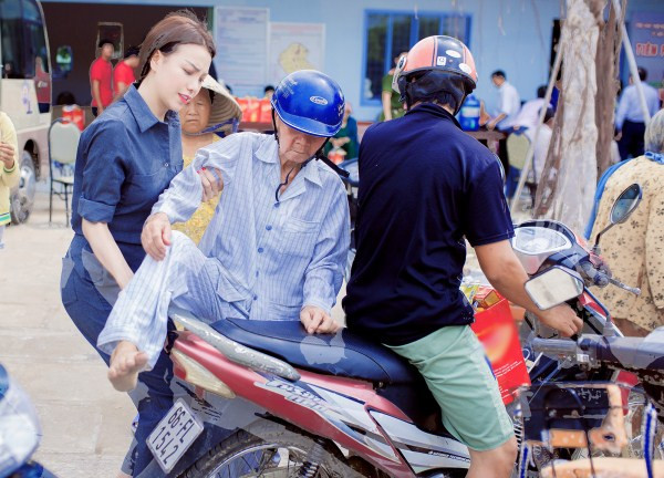 Trà Ngọc Hằng giản dị, mướt mồ hôi đi làm từ thiện ảnh 6