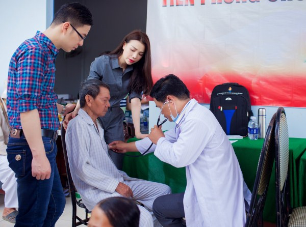 Trà Ngọc Hằng giản dị, mướt mồ hôi đi làm từ thiện ảnh 4