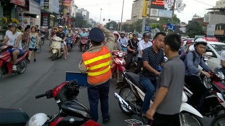 'Hố tử thần' bất ngờ xuất hiện ở đường Đại Cồ Việt ảnh 1