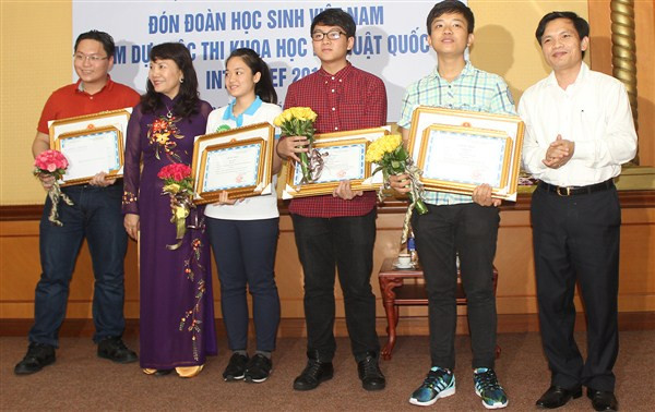 Đêm ra sân bay đón đoàn học sinh đạt giải Intel ISEF 2015 ảnh 6