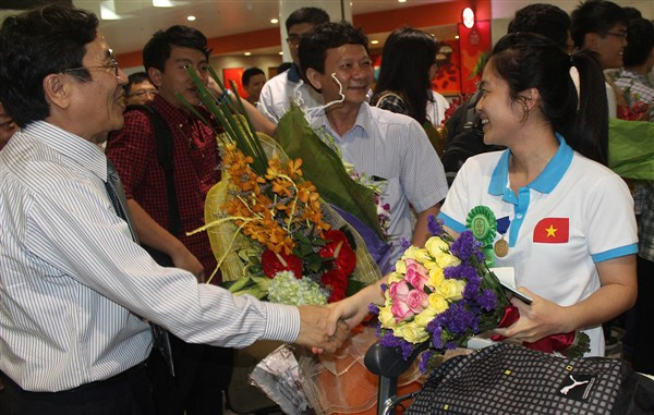 Đêm ra sân bay đón đoàn học sinh đạt giải Intel ISEF 2015 ảnh 4