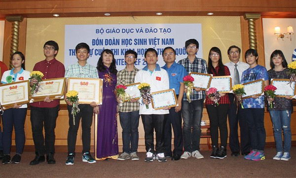 Đêm ra sân bay đón đoàn học sinh đạt giải Intel ISEF 2015 ảnh 8