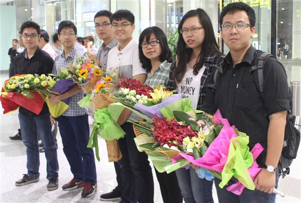 Đêm ra sân bay đón đoàn học sinh đạt giải Intel ISEF 2015 ảnh 2