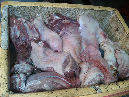 Thịt heo đã chuyển màu và có mùi của một lái heo lấy của lò H.M. Thịt heo đã chuyển màu và có mùi của một lái heo lấy của lò H.M