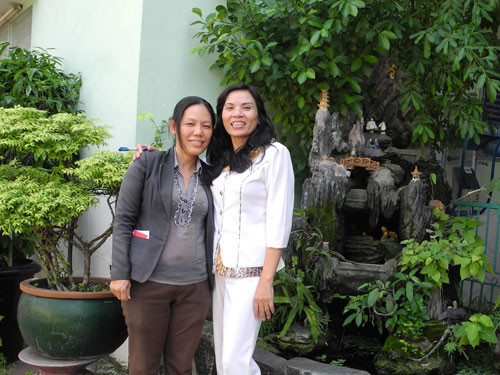 Chị Vũ Thanh Hà (trái) tìm gặp cô giáo cũ cách đây hơn 30 năm, cô Nguyễn Thu Hà (phải) ở Trường THCS Chánh Hưng, Q.8, TP.HCM 