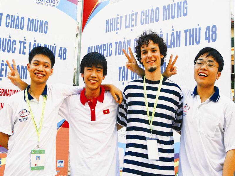 3 chàng trai vàng Việt Nam với thí sinh quốc tế. Ảnh: Hồng Vĩnh