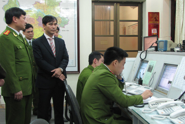 Anh Dương Văn An thăm nơi làm việc của đội tiếp nhận các cuộc gọi của lực lượng cảnh sát 113, Công an Hà Nội. Bí thư Dương Văn An thăm nơi làm việc của đội tiếp nhận các cuộc gọi của lực lượng cảnh sát 113 Công an Hà Nội