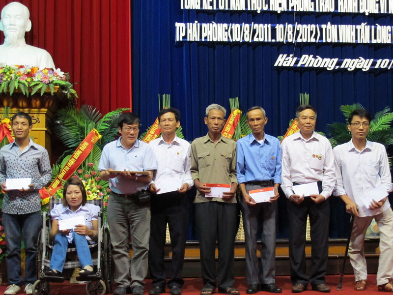 Đại diện báo Tiền Phong trao quà ủng hộ