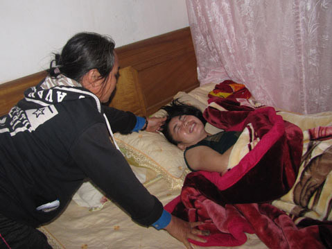 Người thân chủ thầu Trần Bá Anh ngất lịm khi nghe tin dữ. Ảnh: Nguyên Khoa. Ảnh: VnExpress