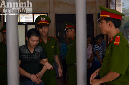 Bị cáo Bùi Văn Nhân ở xã Mãn Đức, Tân Lạ, Hòa Bình giả làm sinh viên y khoa liên tục hãm hiếp thiếu nữ