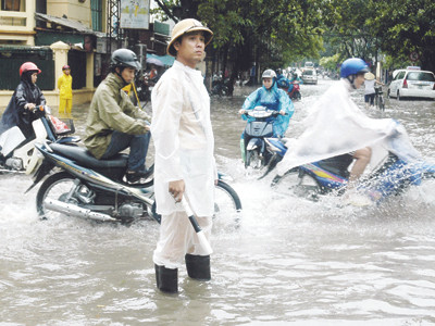Khi được dự báo chi tiết, cụ thể và kịp thời, Hà Nội hy vọng sẽ không bị ngập nước thế này. Ảnh: Hồng Vĩnh. Khi được dự báo chi tiết, cụ thể và kịp thời, Hà Nội hy vọng sẽ không bị ngập nước thế này Ảnh: Hồng Vĩnh
