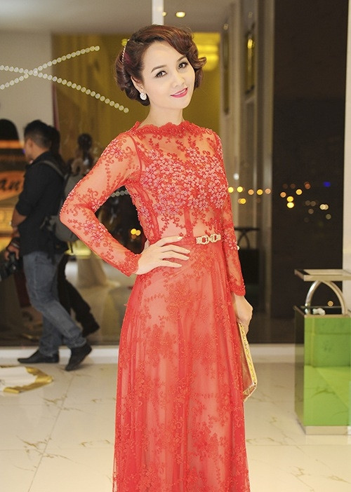 Trần Thị Quỳnh khoe vai trần quyến rũ bên Mai Thu Huyền ảnh 6