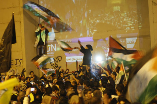 Ngày 29 -11- 2012, Đại hội đồng Liên Hợp Quốc chính thức công nhận quy chế nhà nước quan sát phi thành viên cho Palestine, một bước ngoặt lịch sử của quốc gia này. Trong ảnh, người dân Palestine nhảy múa ăn mừng 