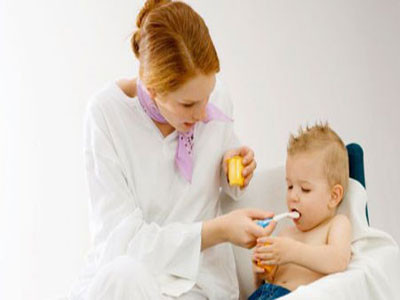 Khi trẻ bị ốm nên cho trẻ đi khám không nên tự ý mua thuốc cho trẻ uống mà không có đơn của bác sĩ. Ảnh minh họa