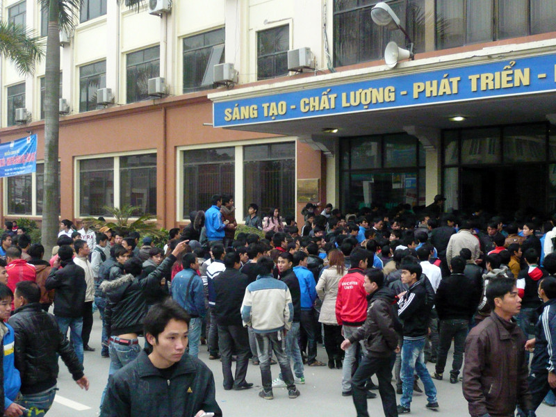 6h30 đến 7h, lao động tập trung trước cổng từ để kiểm tra an ninh