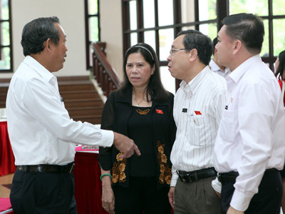 Các đại biểu trao đổi bên hành lang Quốc hội. Ảnh: Hồng Vĩnh. Các đại biểu trao đổi bên hành lang Quốc hội. Ảnh: Hồng Vĩnh