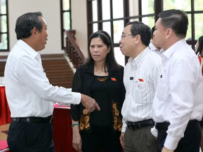 Các đại biểu trao đổi bên hành lang Quốc hội. Ảnh: Hồng Vĩnh