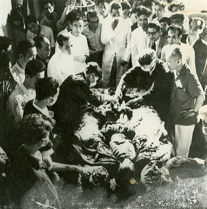 Gỡ bỏ những tấm vải và trang phục ngoài bọc quanh di hài