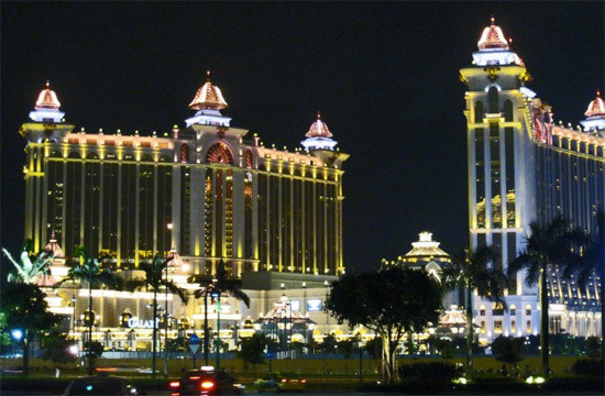Hiện nay, ngành công nghiệp bài bạc của Macau đã có quy mô lớn gấp 5 lần lĩnh vực này ở Las Vegas. Đây là sòng bạc có tên Galaxy.