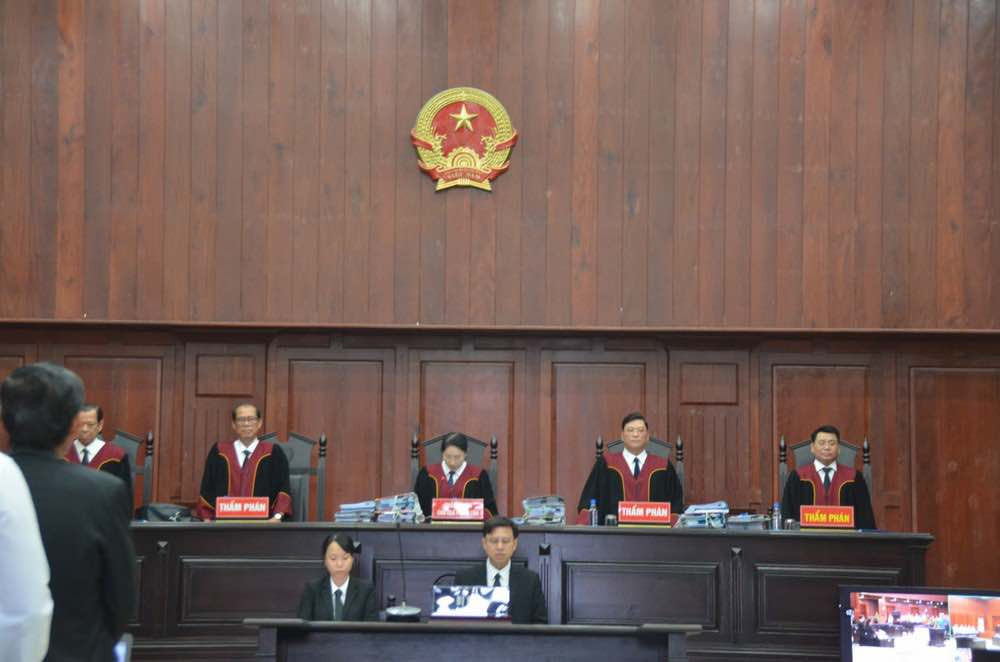 HĐXX phiên tòa phúc thẩm giai đoạn 1 vụ Vạn Thịnh Phát. Ảnh: Tân Châu HĐXX phiên tòa phúc thẩm giai đoạn 1 vụ Vạn Thịnh Phát. Ảnh: Tân Châu