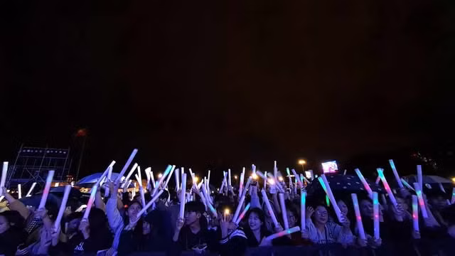 Biển người đổ về Quảng trường Nguyễn Tất Thành (TP. Quy Nhơn). Mặc dù chưa đến thời gian bắt đầu nhưng khi sân khấu vừa lên đèn khán giả đã hò reo đón chào các ca sĩ. (Trương Định)