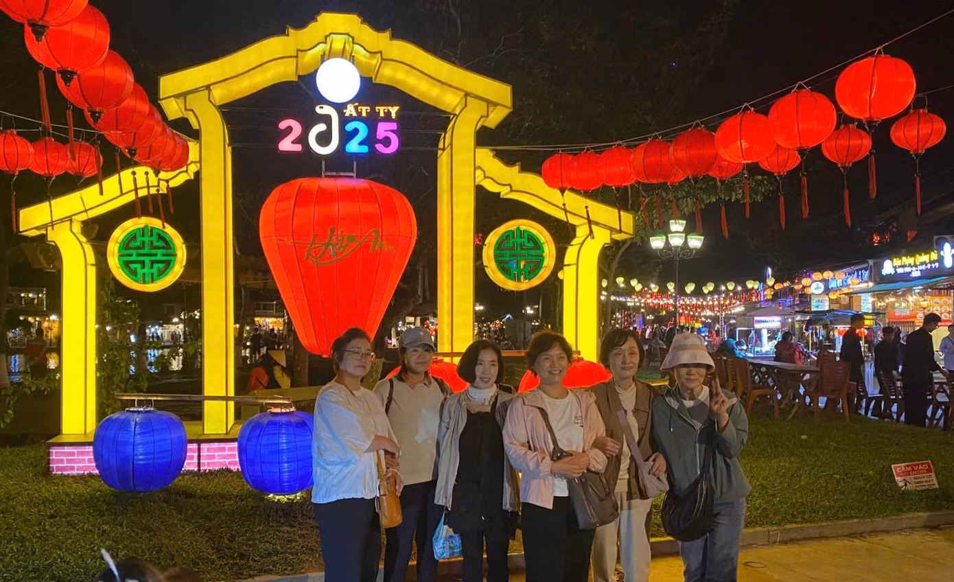 Rực rỡ pháo hoa đón năm mới 2025 ảnh 36