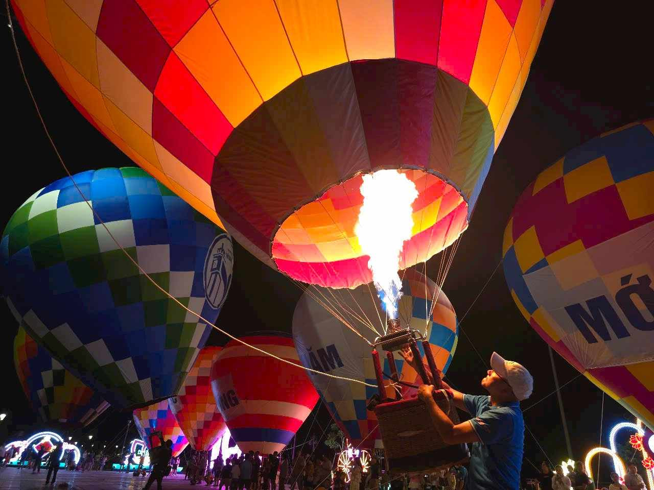 Rực rỡ pháo hoa đón năm mới 2025 ảnh 47 Rực rỡ pháo hoa đón năm mới 2025 ảnh 47