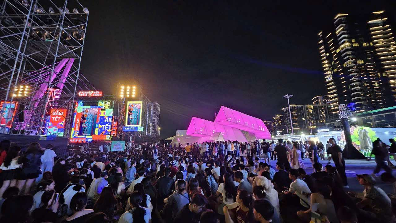 Công viên bờ sông Sài Gòn phía TP Thủ Đức đông nghịt người dân ngồi chờ xem pháo hoa. Công viên bờ sông Sài Gòn phía TP Thủ Đức đông nghịt người dân ngồi chờ xem pháo hoa.