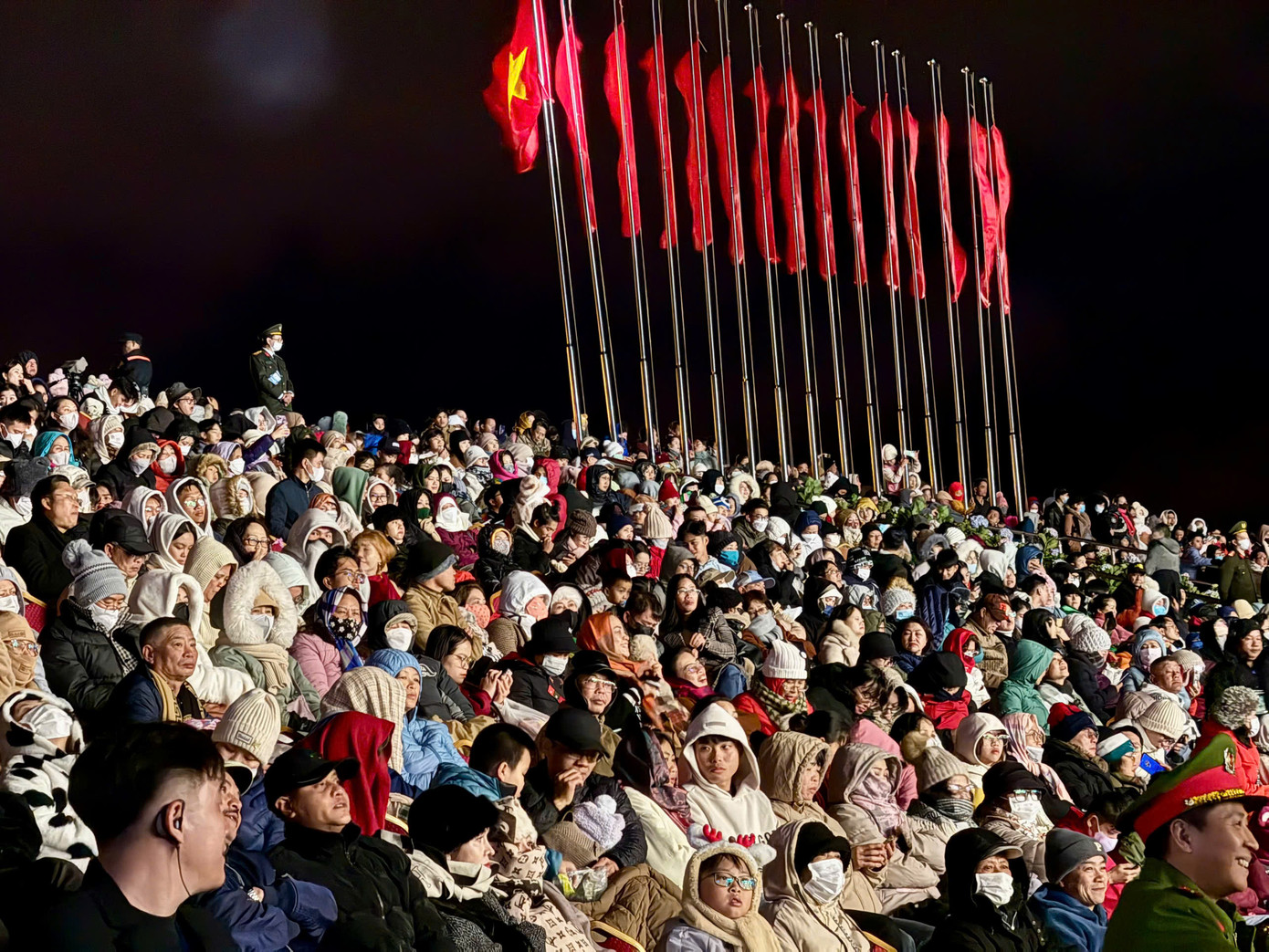 Hàng nghìn người lấp đầy Quảng trường Lâm Viên xem bắn pháo hoa bế mạc Festival hoa và chào năm mới Hàng nghìn người lấp đầy Quảng trường Lâm Viên xem bắn pháo hoa bế mạc Festival hoa và chào năm mới