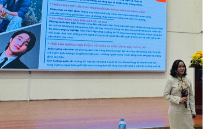 Bà Phạm Thị Thu Hiền, Giám đốc Trung tâm tuyển dụng và thu hút nhân tài, ngân hàng SHB chia sẻ về định vị bản thân với sinh viên. Ảnh: Nghiêm Huê Bà Phạm Thị Thu Hiền, Giám đốc Trung tâm tuyển dụng và thu hút nhân tài, ngân hàng SHB chia sẻ về định vị bản thân với sinh viên. Ảnh: Nghiêm Huê