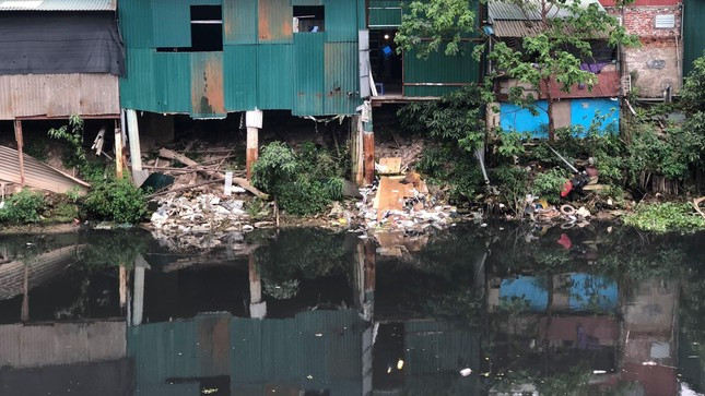 Nhiều con sông đang bị bức tử