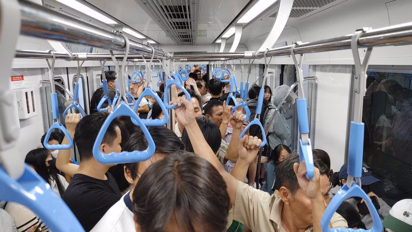 Người dân đi tàu điện Metro vào trung tâm TP để xem pháo hoa.