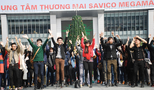 Hàng ngàn thí sinh tham dự vòng thử giọng The X Factor mùa đầu tiên khu vực phía Bắc. Hàng ngàn thí sinh tham dự vòng thử giọng The X Factor mùa đầu tiên khu vực phía Bắc