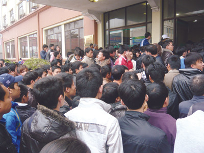 Lao động chuẩn bị vào phòng thi tiếng Hàn tháng 12-2011 tại điểm thi Hà Nội Ảnh: Phong Cầm