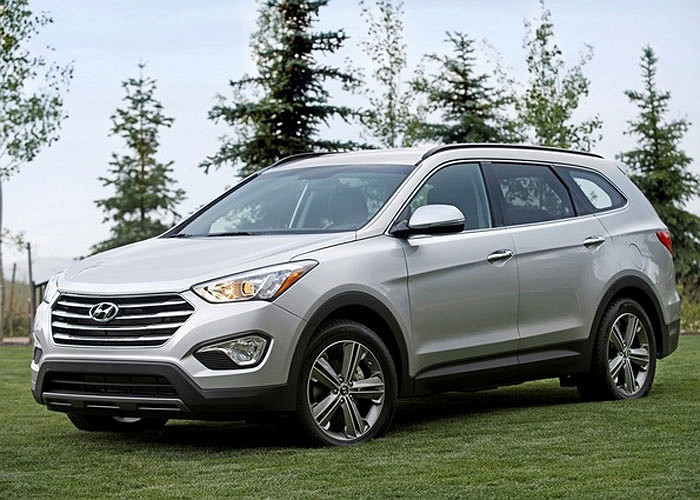Hyundai Santa Fe 2013 là lựa chọn hấp dẫn với nội thất thiết kế hiện đại, nhiều đồ chơi và động cơ 6 xilanh mạnh mẽ