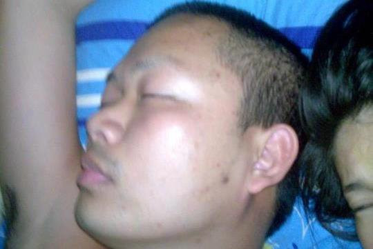 Bức ảnh chụp sư Luang Pu Nen Kham cùng một người bị nghi là phụ nữ. Bức ảnh chụp sư Luang Pu Nen Kham ngủ với một người bị nghi là phụ nữ