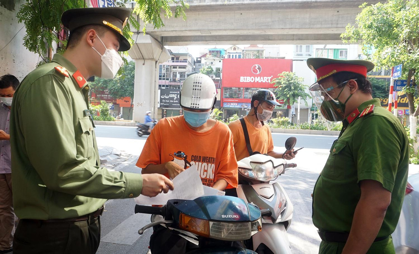 Còn nam thanh niên này khi bị tổ công tác dừng xe kiểm tra xuất trình giấy xét nghiệm từ 10 ngày trước và cho biết, lý do ra ngoài để lấy cuốn sách.