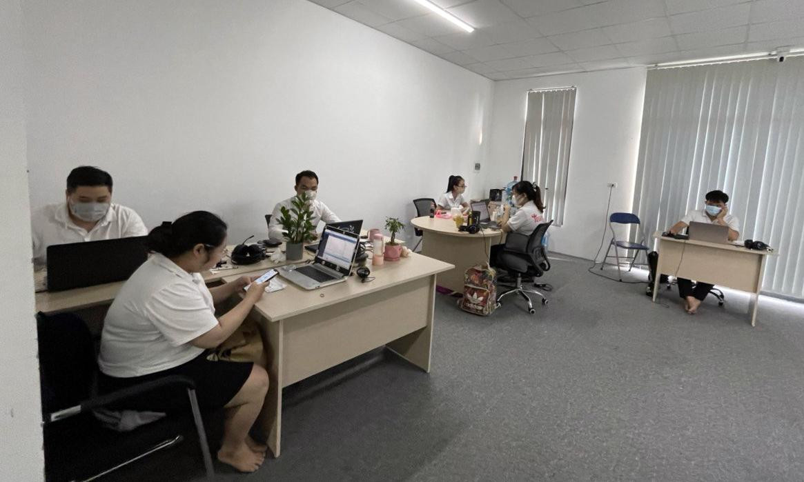 Nhiều người tập trung tại văn phòng công ty Toshiko.